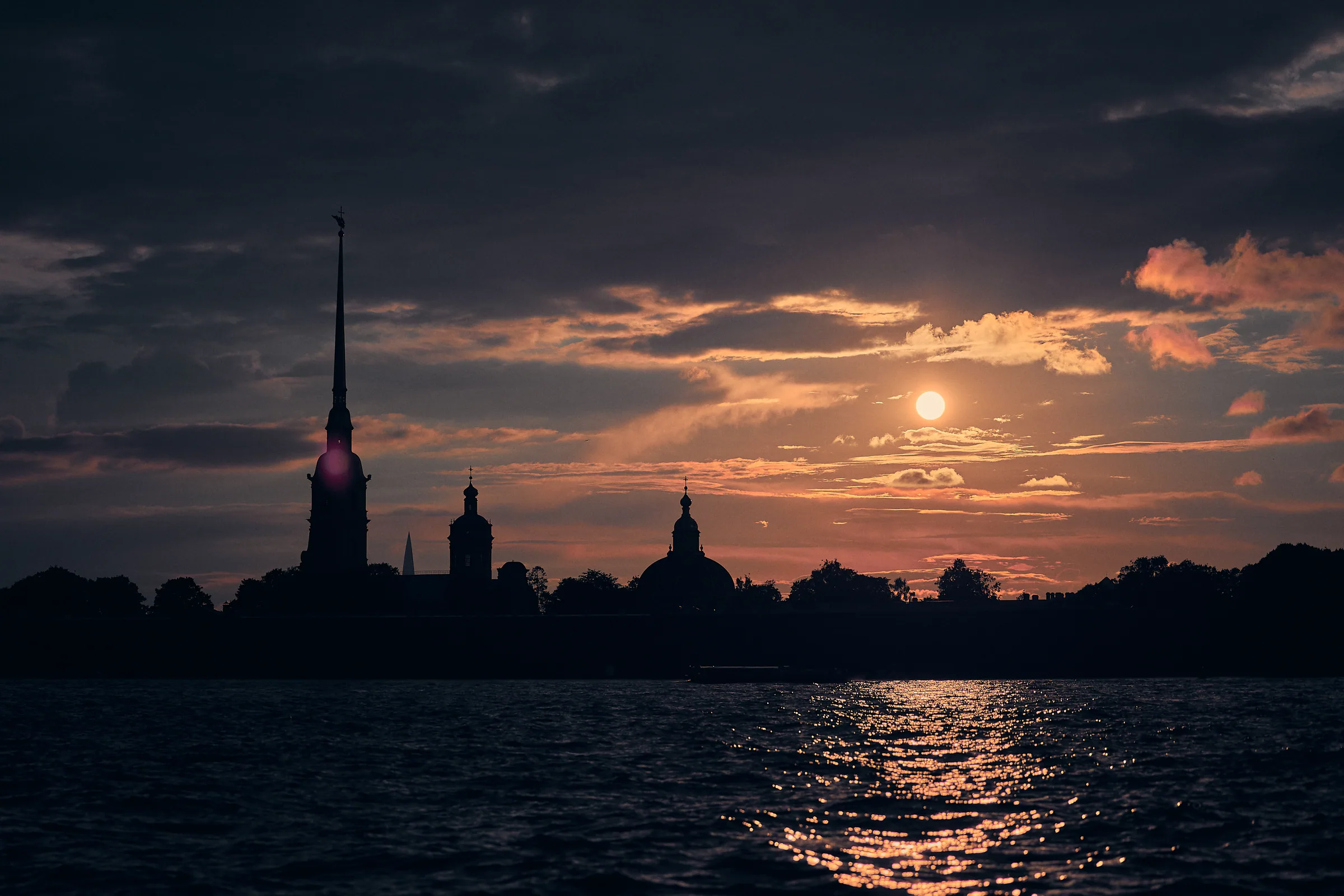 Петропавловская крепость на закате, вид с Невы